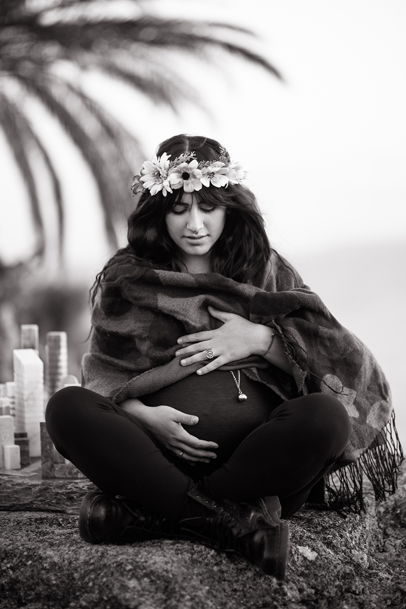 servizio fotografico maternità al tramonto a Ventimiglia in bianco e nero - Fotografo Elisa Arsi