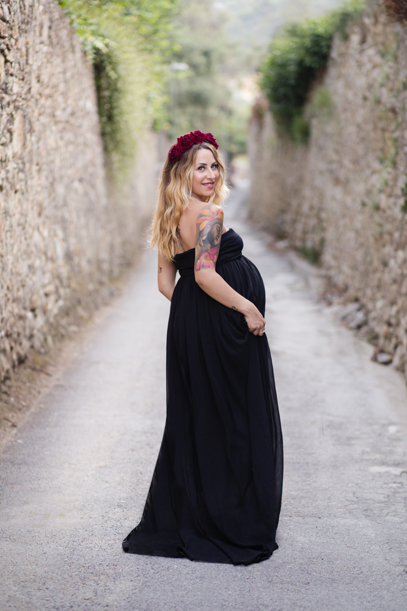 fotografo servizio fotografico maternità premaman in spiaggia liguria Ventimiglia in provincia imperia con rose rosse di elisa arsi