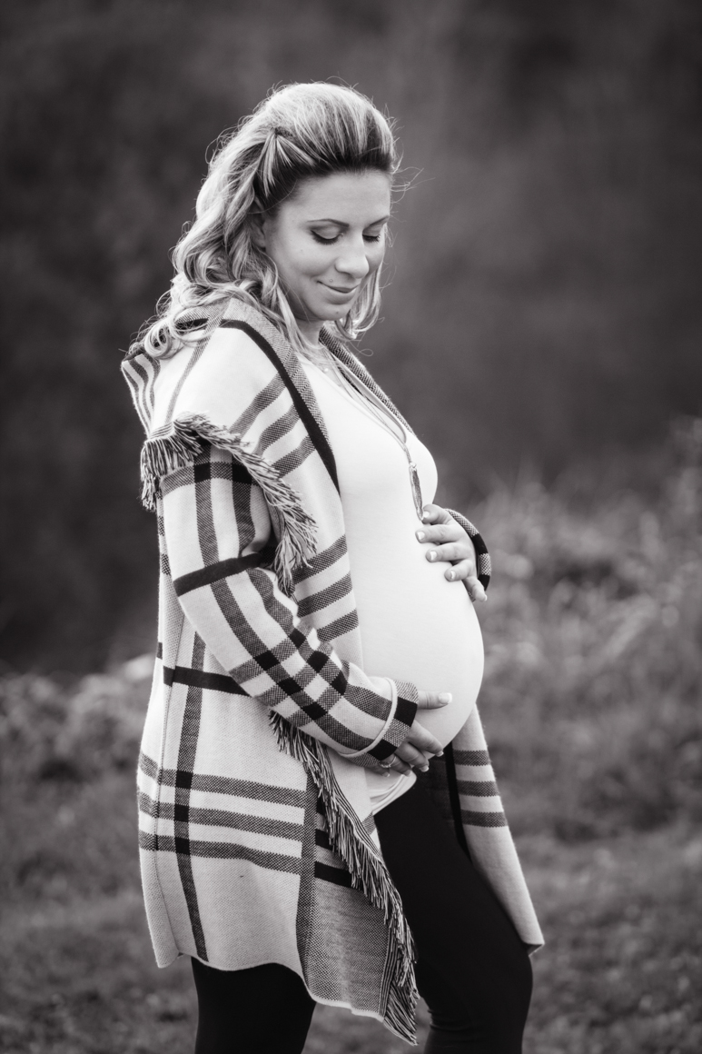 Servizio fotografico maternita Romina a Ventimiglia (provincia di Imperia). Fotografa Elisa Arsi