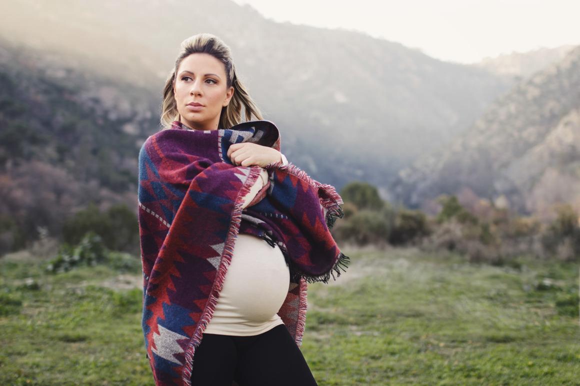 Servizio fotografico maternita Romina a Ventimiglia (provincia di Imperia). Fotografa Elisa Arsi
