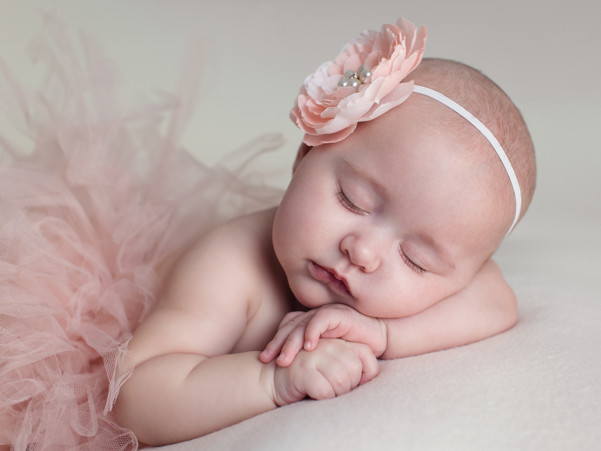 newborn photography servizi fotografici neonati ventimiglia costa azzurra neonata fiore e tutu foto di Elisa Arsi