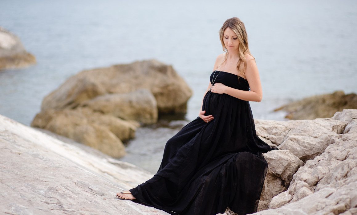 servizio premaman liguria ventimiglia provincia di imperia in spiaggia fotografo Elisa Arsi