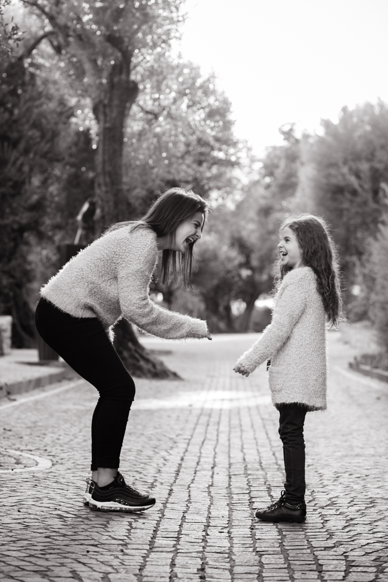 servizio fotografico di famiglia sorelle parco ulivi fotografo costa azzurra cap martin ventimiglia fotografa elisa arsi