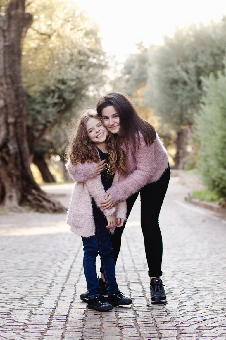 servizio fotografico di famiglia sorelle parco ulivi fotografo costa azzurra cap martin ventimiglia fotografa elisa arsi