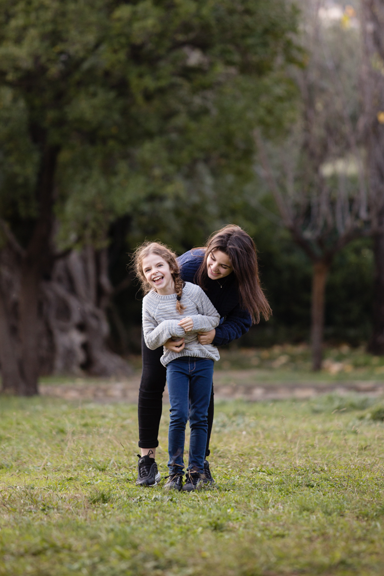 servizio fotografico di famiglia sorelle parco ulivi fotografo costa azzurra cap martin ventimiglia fotografa elisa arsi