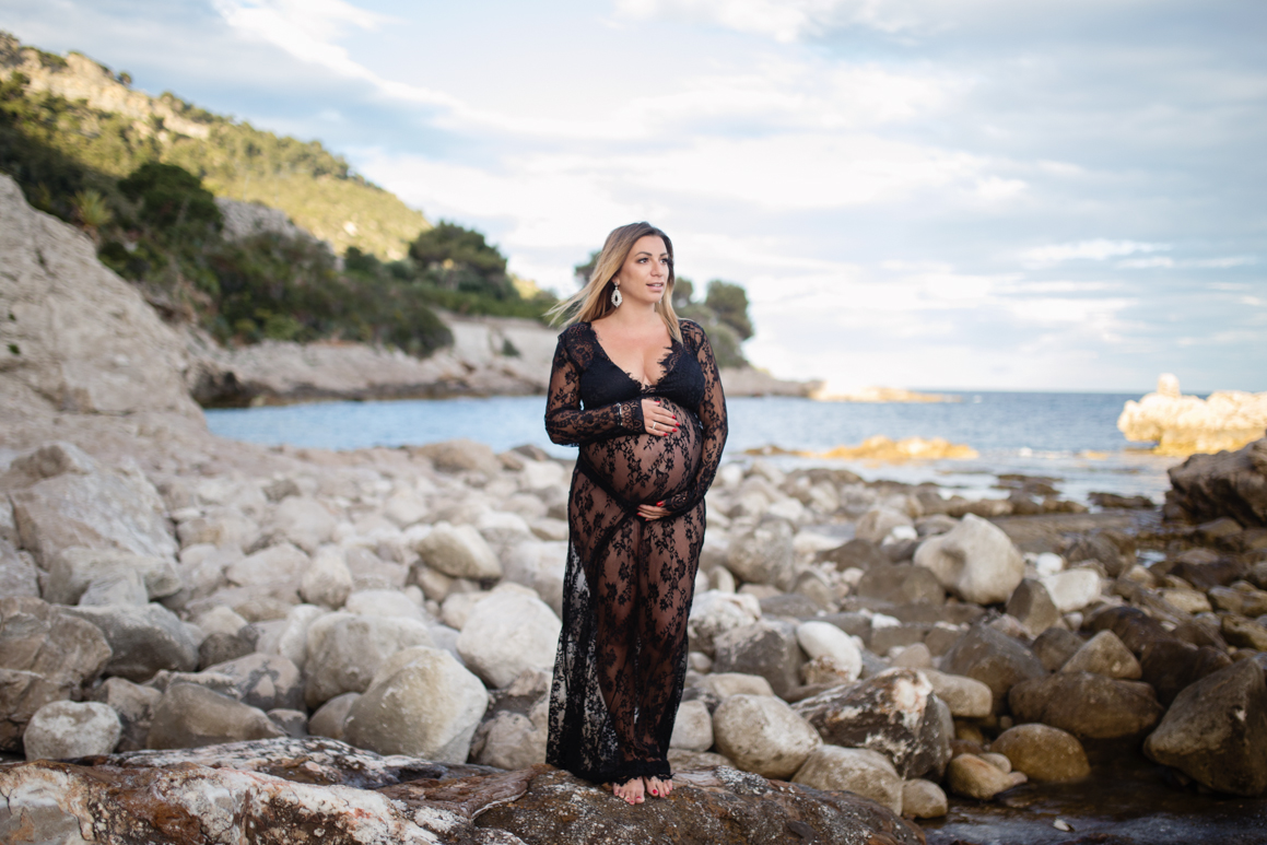 servizio gravidanza liguria ventimiglia provincia di imperia in spiaggia abito pizzo nero fotografa Elisa Arsi