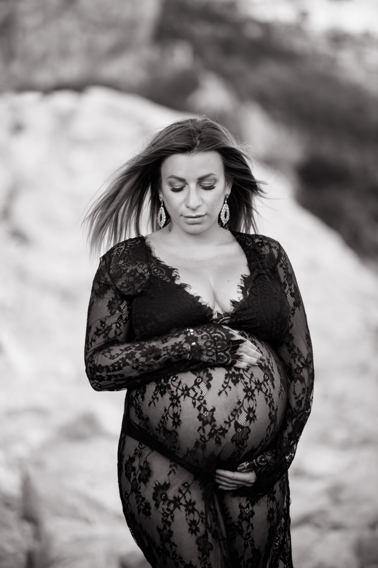 servizio gravidanza liguria ventimiglia provincia di imperia in spiaggia abito pizzo nero fotografa Elisa Arsi