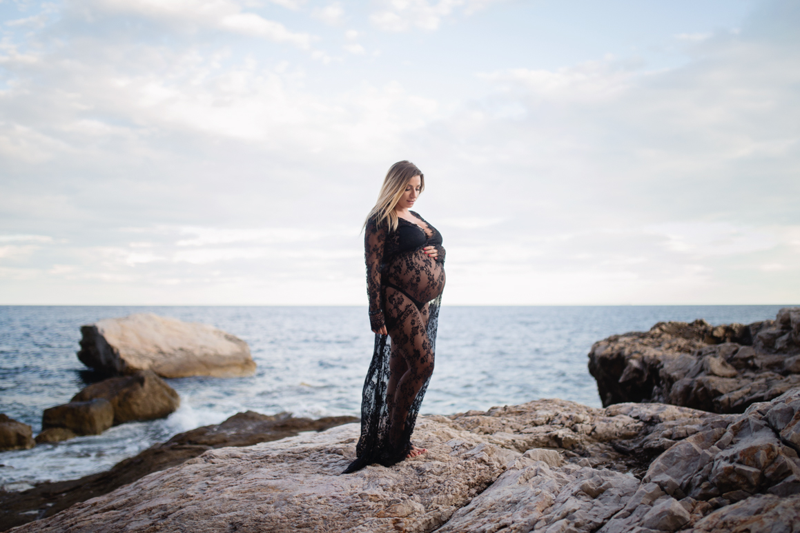 servizio gravidanza liguria ventimiglia provincia di imperia in spiaggia abito pizzo nero fotografa Elisa Arsi