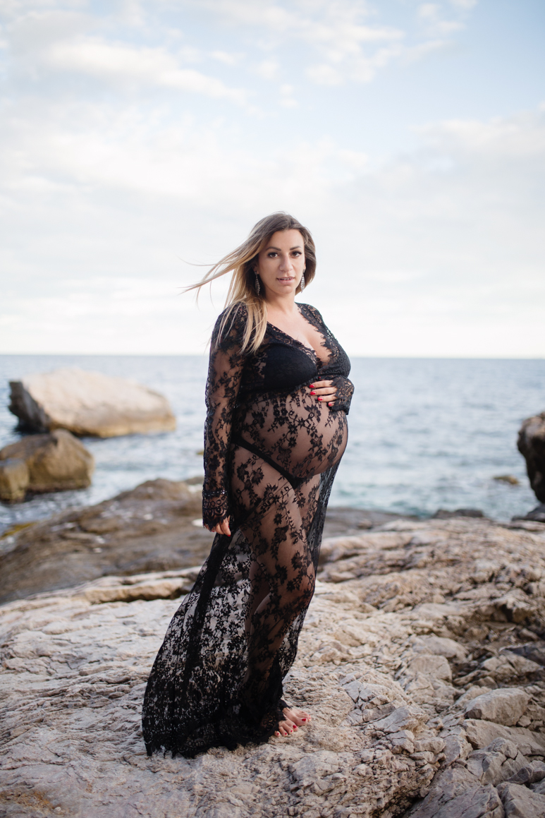 servizio gravidanza liguria ventimiglia provincia di imperia in spiaggia abito pizzo nero fotografa Elisa Arsi